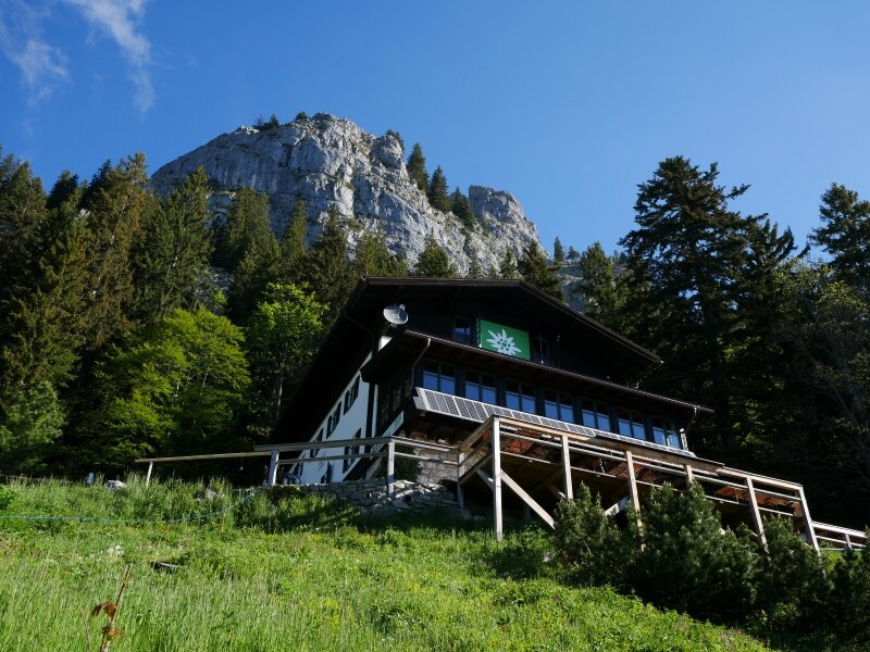 Hausansicht vom Brünnsteinhaus im Sommer | © Yvonne Tremml