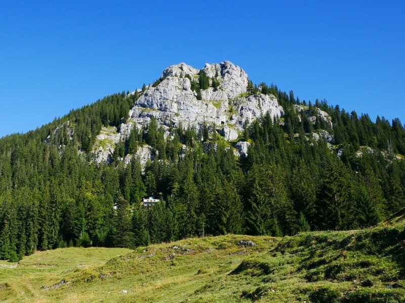 Das Brünnsteinhaus vor dem Brünnstein im Sommer | © Yvonne Tremml