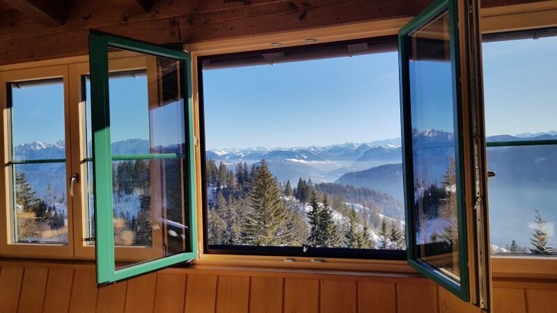 Blick aus dem Fenster am Brünnsteinhaus im Winter | © Yvonne Tremml